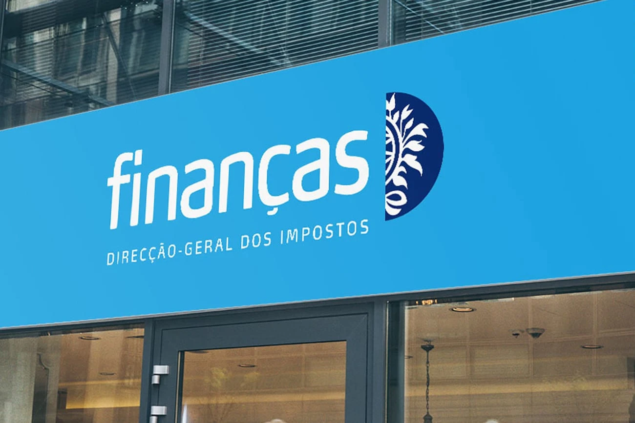 Вивіска податкової служби Португалії Finanças (Direção-Geral dos Impostos) на будівлі — податковий режим IFICI